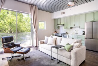 620 Glen Iris Dr NE, Unit 217 in Atlanta, GA - Building Photo - Building Photo