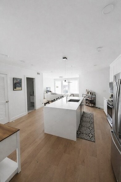 654 E Broadway, Unit 403 in Boston, MA - Foto de edificio - Building Photo