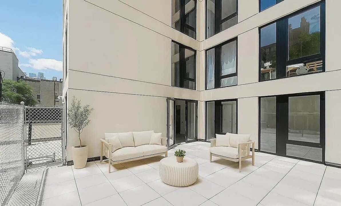 60 W 125th St in New York, NY - Building Photo