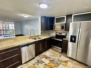 900 NE 12th Ave in Hallandale Beach, FL - Building Photo - Building Photo