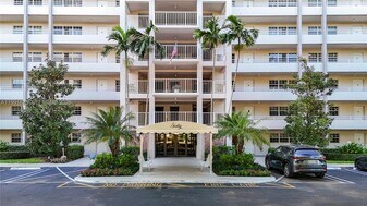 605 Oaks Dr in Pompano Beach, FL - Building Photo