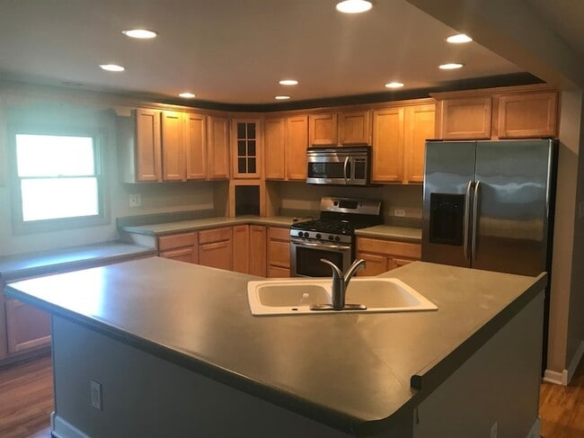 6735 Van Buren Pl in Merrillville, IN - Foto de edificio - Building Photo