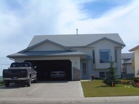 12609 Crystal Lake Dr in Grande Prairie, AB - Building Photo