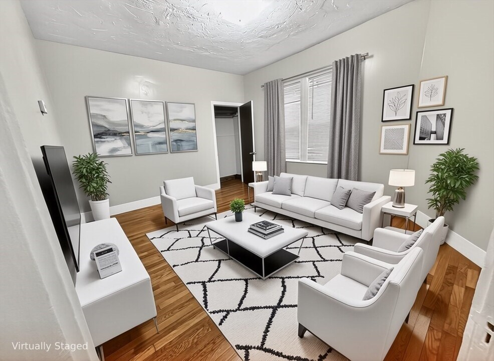 422 Saratoga St in Boston, MA - Building Photo