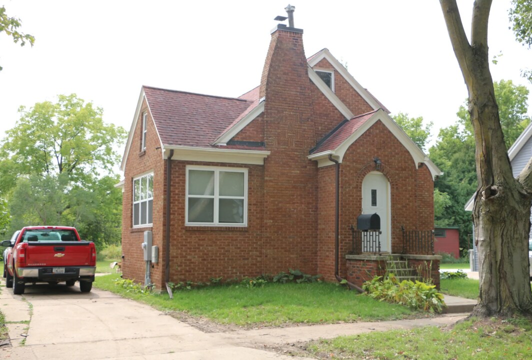 1210 W 20th St in Cedar Falls, IA - Foto de edificio