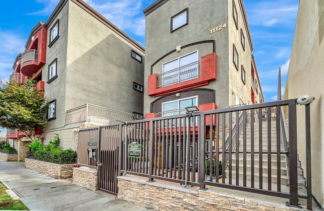 11124 Burbank Blvd, Unit 311 in North Hollywood, CA - Building Photo - Building Photo