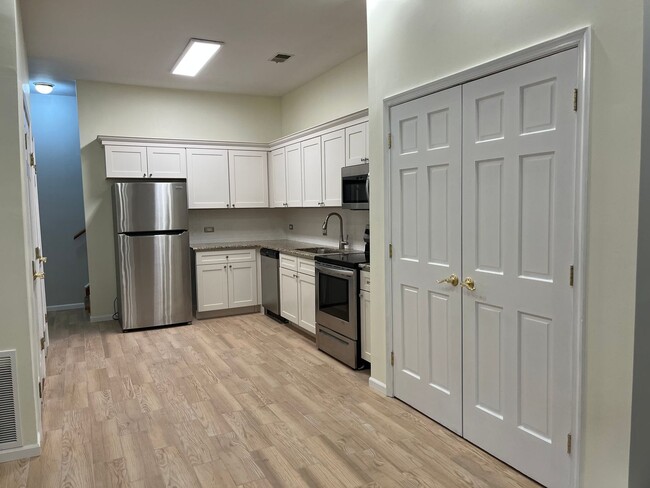 1111 W Belmont Ave in Chicago, IL - Building Photo - Building Photo