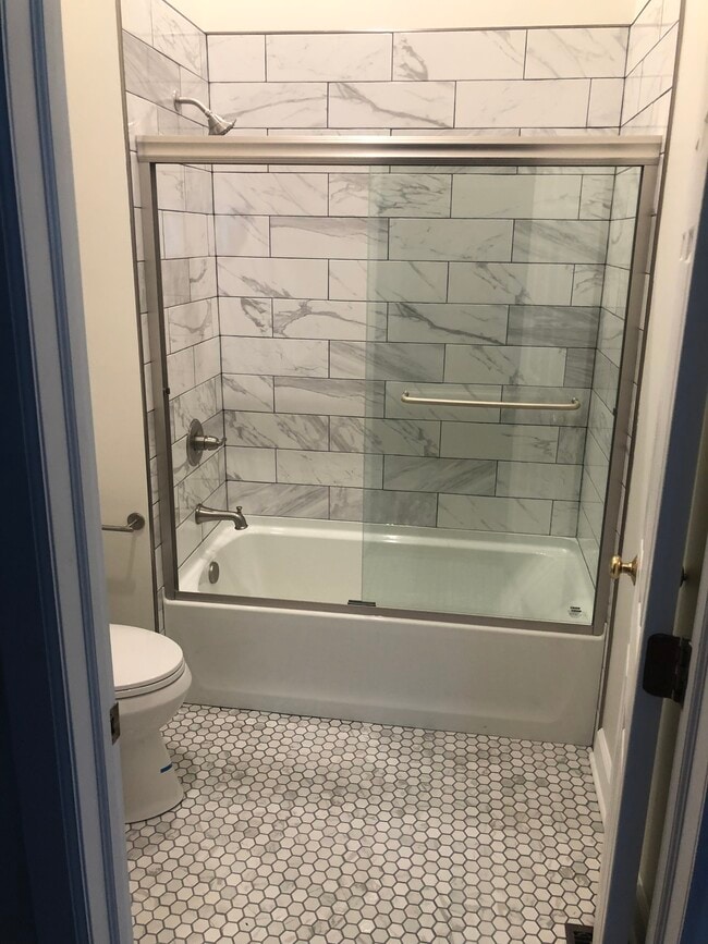 2455 N Sawyer Ave, Unit 1F in Chicago, IL - Building Photo - Building Photo