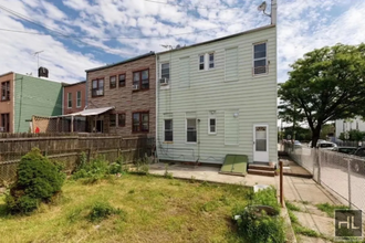 516 Grandview Ave in Queens, NY - Building Photo - Building Photo