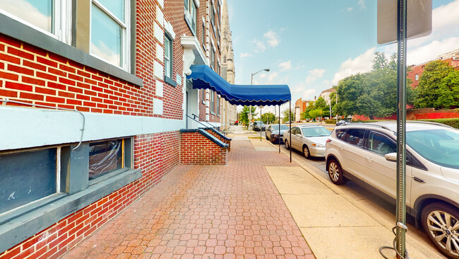 Hampton Court Apartments in Baltimore, MD - Foto de edificio - Building Photo