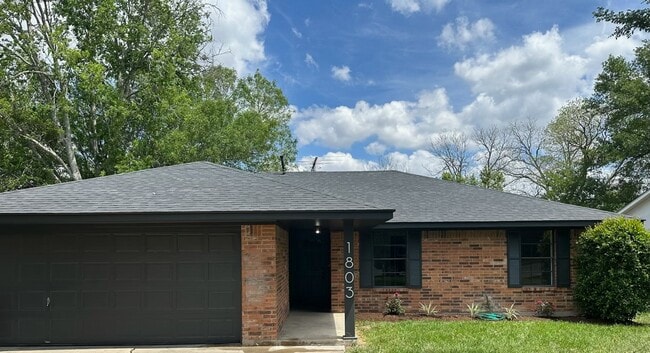 1803 S Park St in Brenham, TX - Building Photo - Building Photo