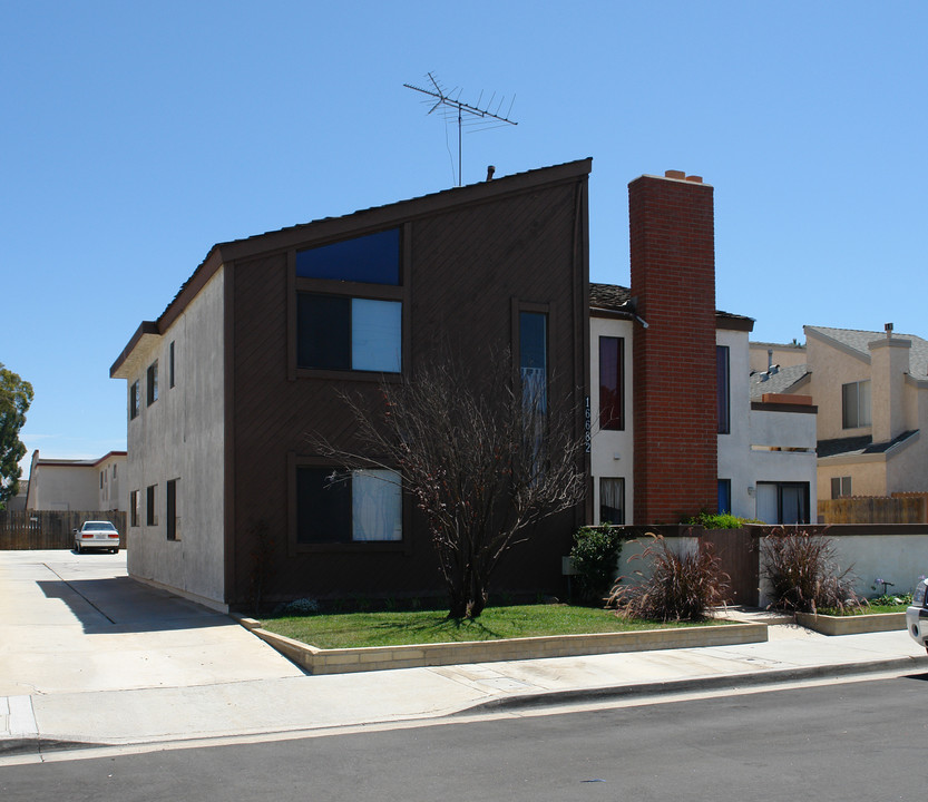 16682 Dolores St in Huntington Beach, CA - Foto de edificio