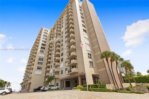 2000 S Ocean Blvd in Pompano Beach, FL - Building Photo