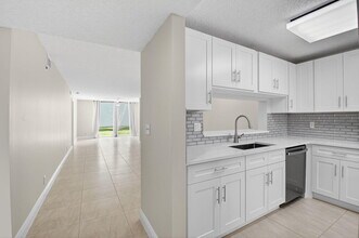 5574 Witney Dr in Delray Beach, FL - Foto de edificio - Building Photo