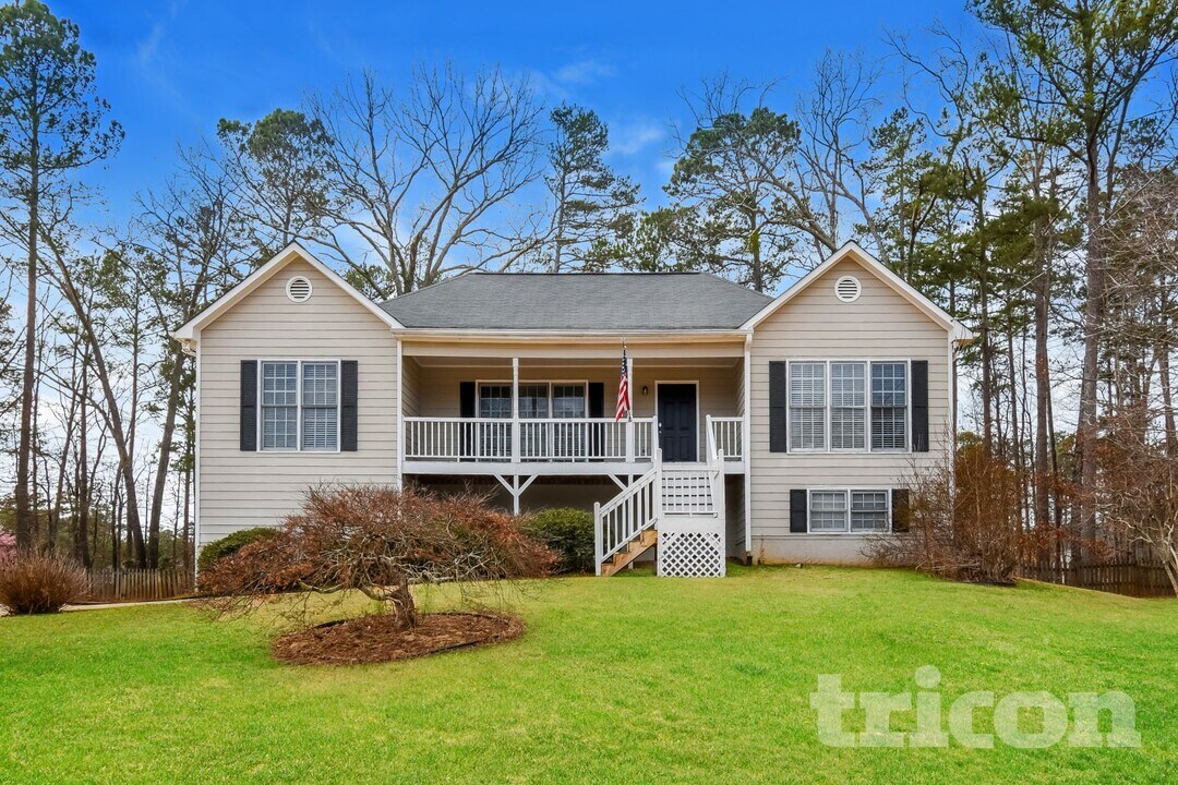 411 Stewart Dr in Dallas, GA - Foto de edificio