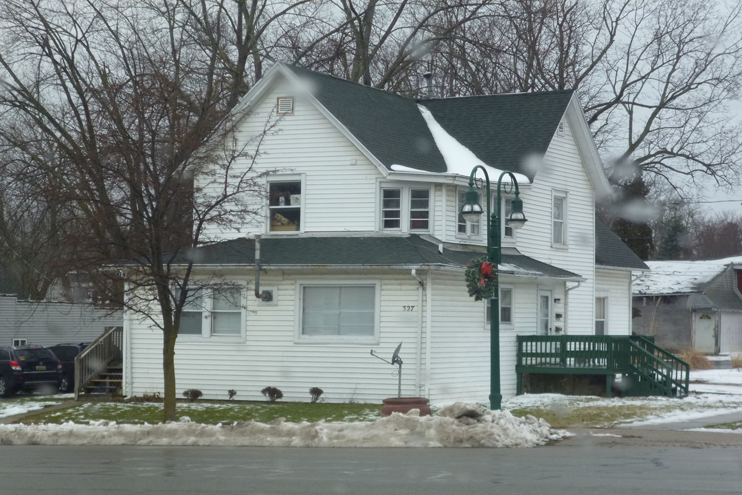 327 N Bridge St in Grand Ledge, MI - Building Photo