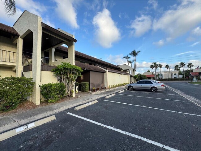 1100 E Bay Dr in Largo, FL - Building Photo - Building Photo