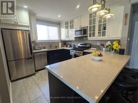 15 Thorncroft Crescent in Ajax, ON - Building Photo