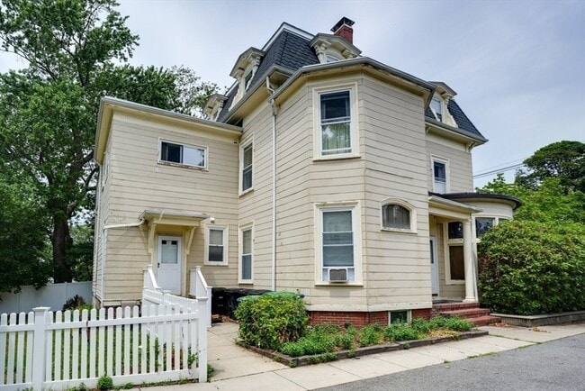 18 Summit Ave in Somerville, MA - Building Photo - Building Photo