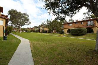 Parkside Villa Apartments in Oceanside, CA - Foto de edificio - Building Photo