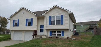 18713 Woodruff St in Smithville, MO - Building Photo