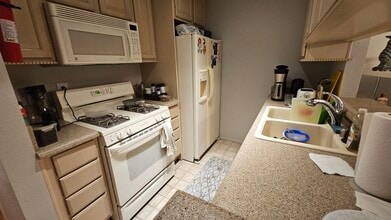 18645 Hatteras St, Unit 157 in Tarzana, CA - Building Photo - Building Photo