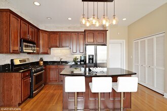 1408 W Taylor St, Unit 301 in Chicago, IL - Building Photo - Building Photo