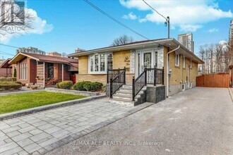 22 Aspendale Dr in Toronto, ON - Building Photo - Building Photo