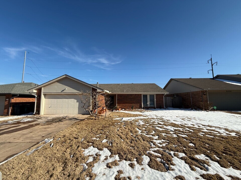 8232 Wilshire Ridge Dr in Oklahoma City, OK - Building Photo