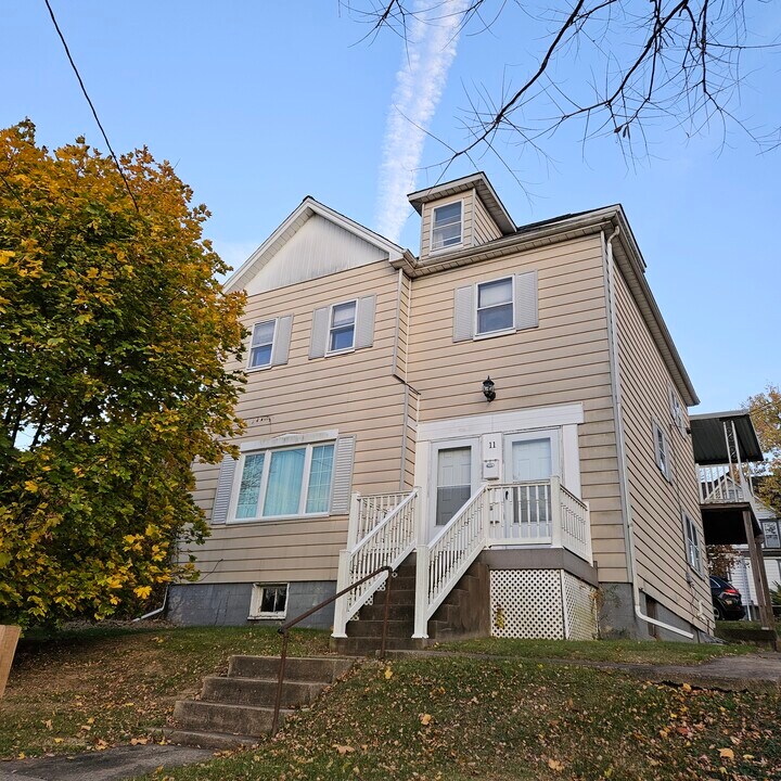 11 Hillcrest Ave in Burgettstown, PA - Building Photo