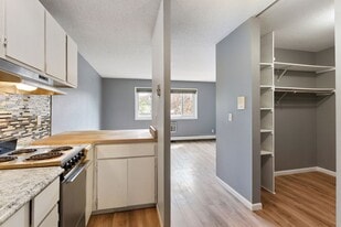 2616 Harriet Ave, Unit 319 in Minneapolis, MN - Building Photo