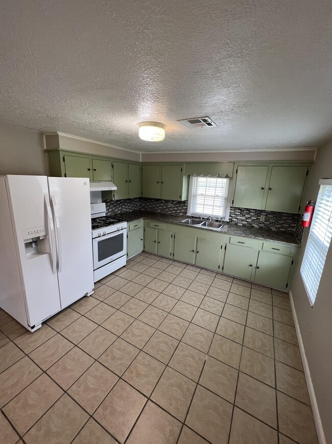 570 Dewey Rd in Moss Bluff, LA - Building Photo - Building Photo