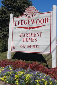 This way! - Ledgewood Apartamentos in Louisville, Kentucky