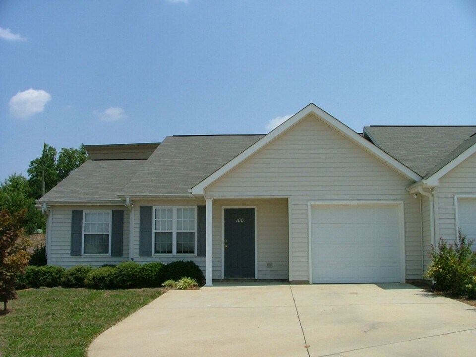 100 Springwood Ln in Mooresville, NC - Foto de edificio