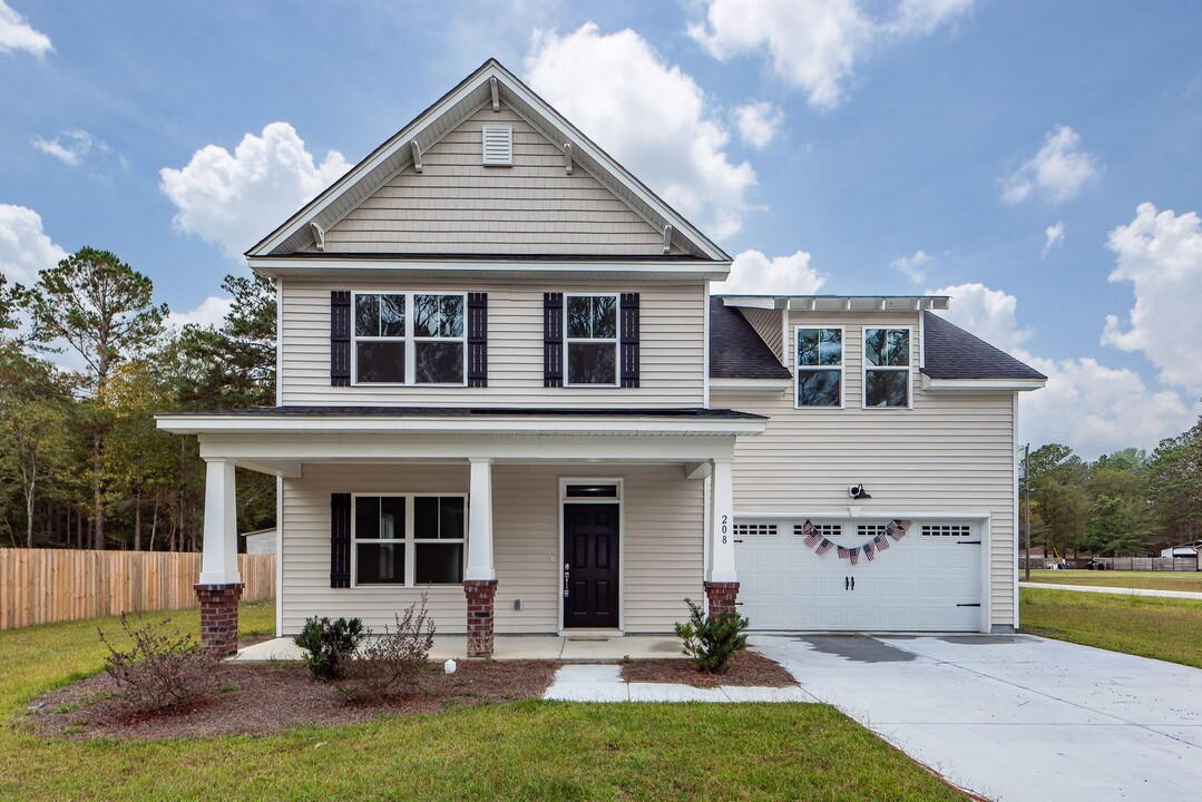 208 Swanson Dr in Summerville, SC - Building Photo