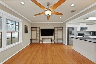 2835 W Colorado Blvd in Dallas, TX - Building Photo - Building Photo