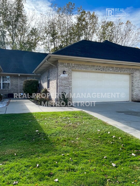 5560 Seabreeze Ln in Sterling Heights, MI - Building Photo