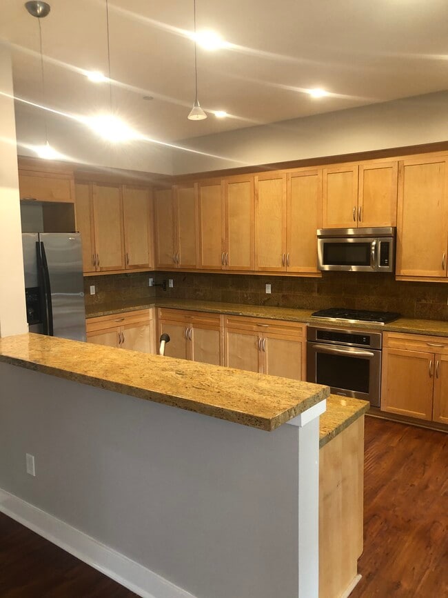 575 Elm Ave, Unit 21 in Long Beach, CA - Building Photo - Building Photo