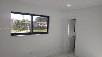 585 NE 179th Dr in North Miami Beach, FL - Building Photo - Building Photo