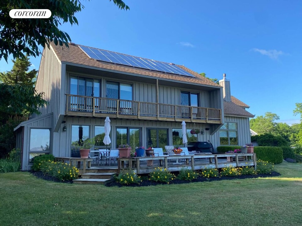 60 S Midway Rd in Shelter Island, NY - Foto de edificio