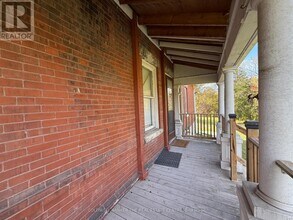 415 Davis Dr in Newmarket, ON - Building Photo - Building Photo