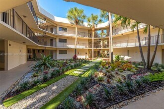 8045 SW 107th Ave in Miami, FL - Foto de edificio - Building Photo