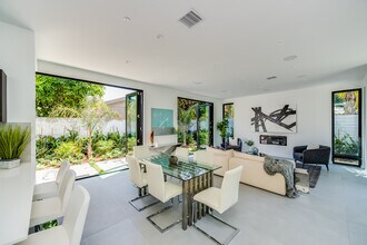 370 N San Vicente Blvd in West Hollywood, CA - Building Photo - Building Photo