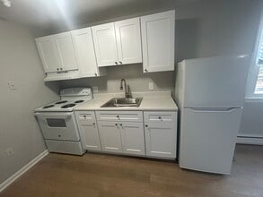 693 Washington St, Unit 1A in Middletown, CT - Building Photo - Building Photo