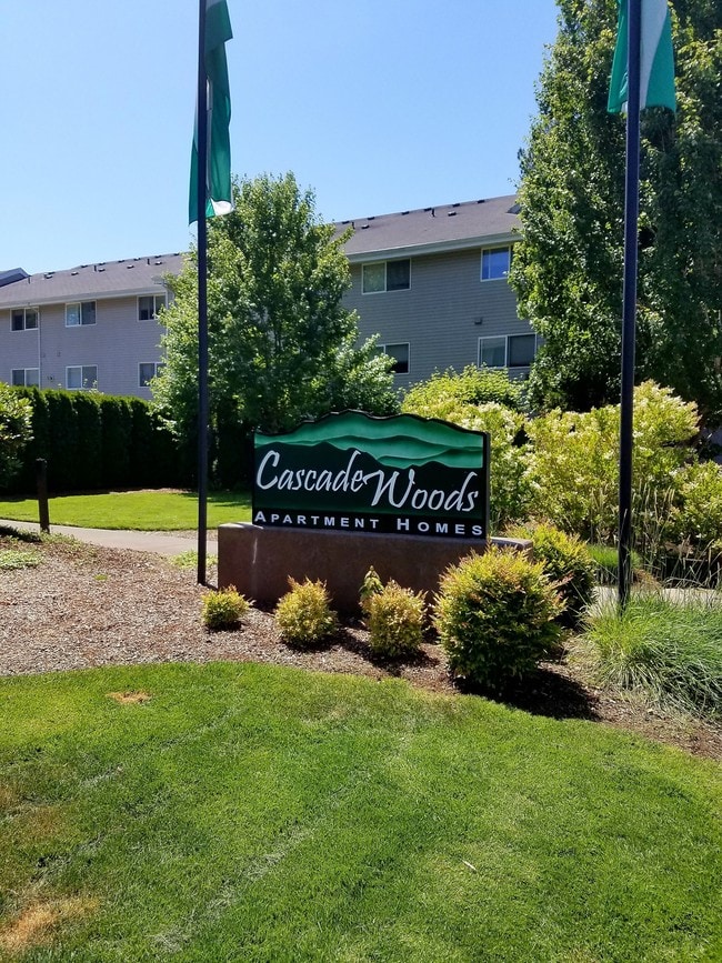 Cascade Woods Apartments in Aloha, OR - Building Photo - Building Photo