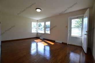 521 Elmwood Ave in Joliet, IL - Foto de edificio - Building Photo