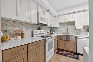 3050 Presidential Way in West Palm Beach, FL - Building Photo