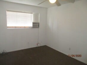 288-288 E Whitney Ave in Woodlake, CA - Building Photo - Building Photo