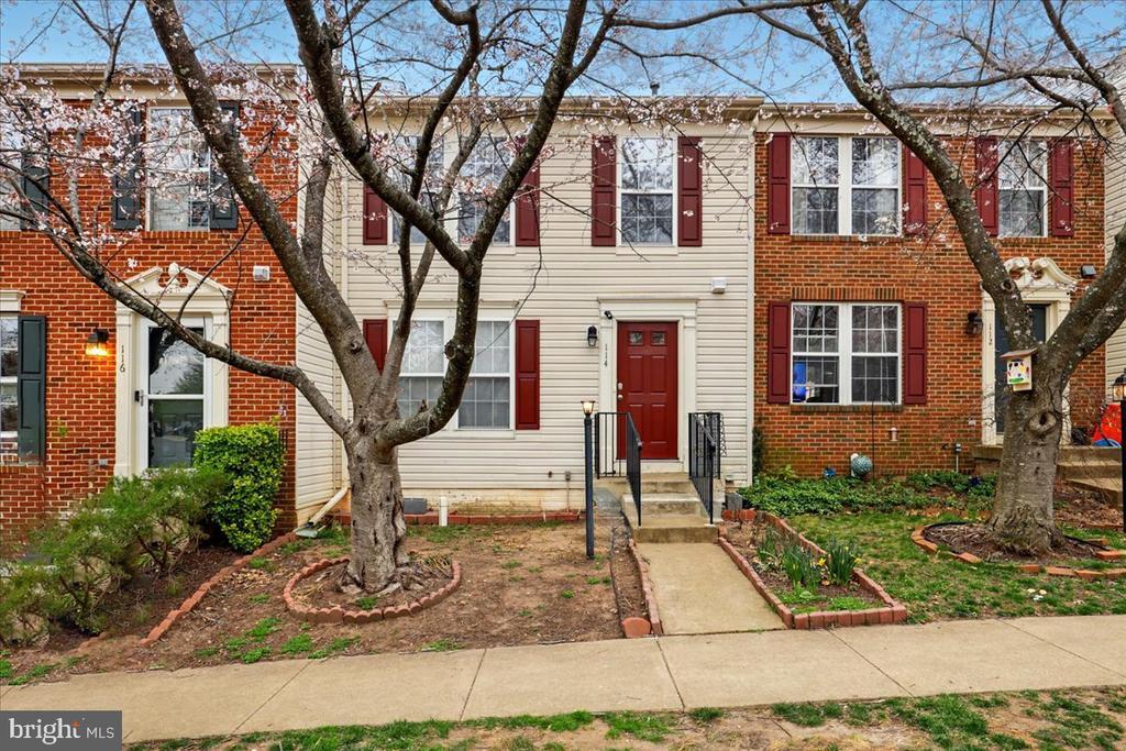 114 Shirley Square SE in Leesburg, VA - Building Photo