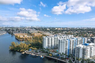 5091 NW 7th St in Miami, FL - Foto de edificio - Building Photo